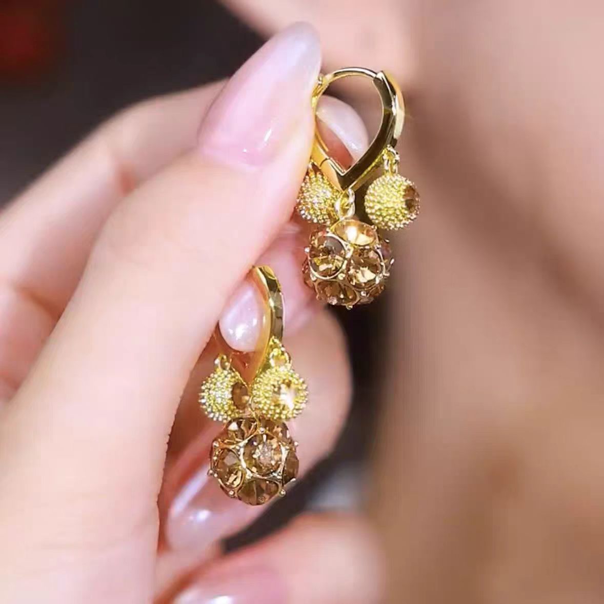 💎👂Boucles d'Oreilles Vintage Dorées – Boule de Cristal Violette, Placage Or & Pendentif Sculpté (Créoles à Clip)
