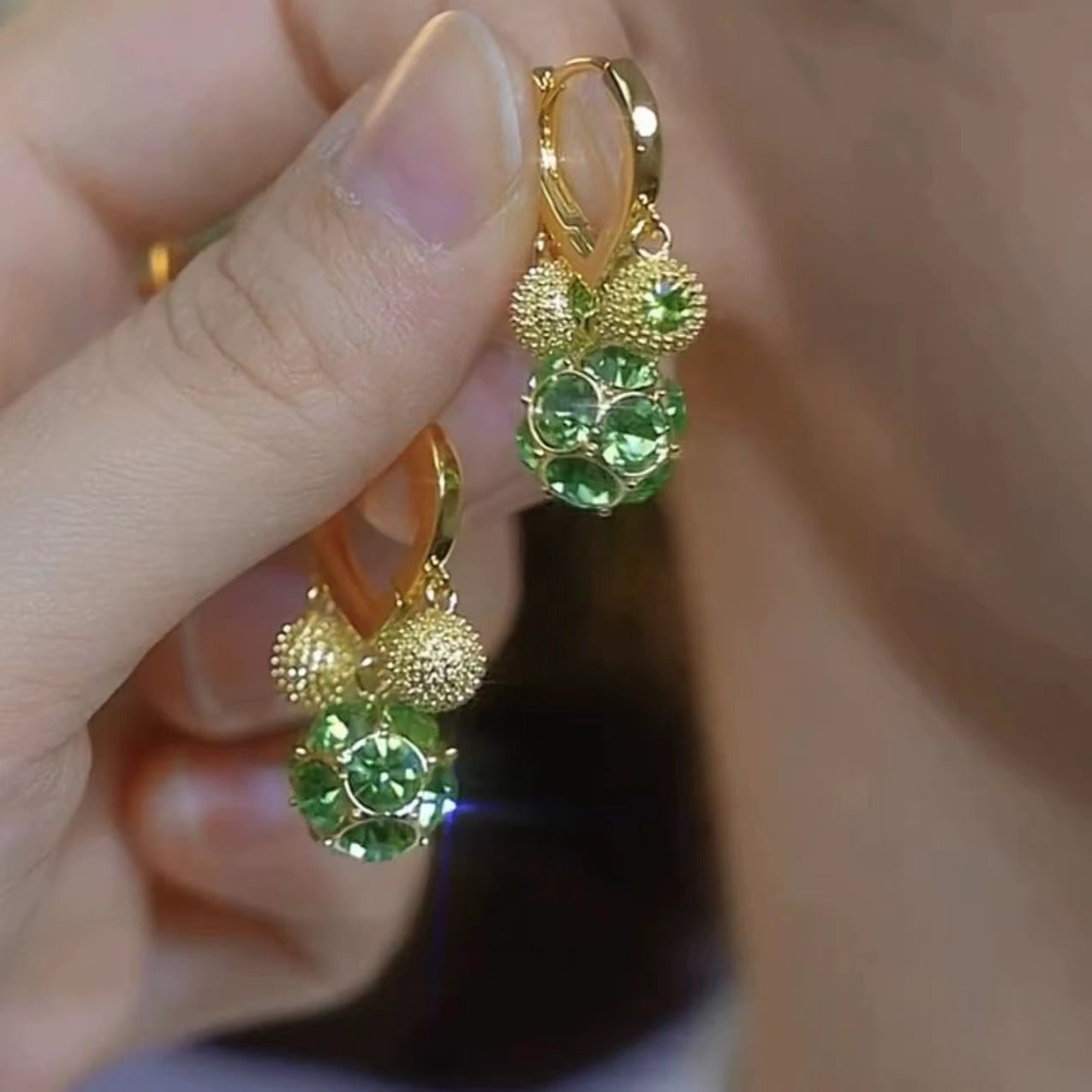 💎👂Boucles d'Oreilles Vintage Dorées – Boule de Cristal Violette, Placage Or & Pendentif Sculpté (Créoles à Clip)